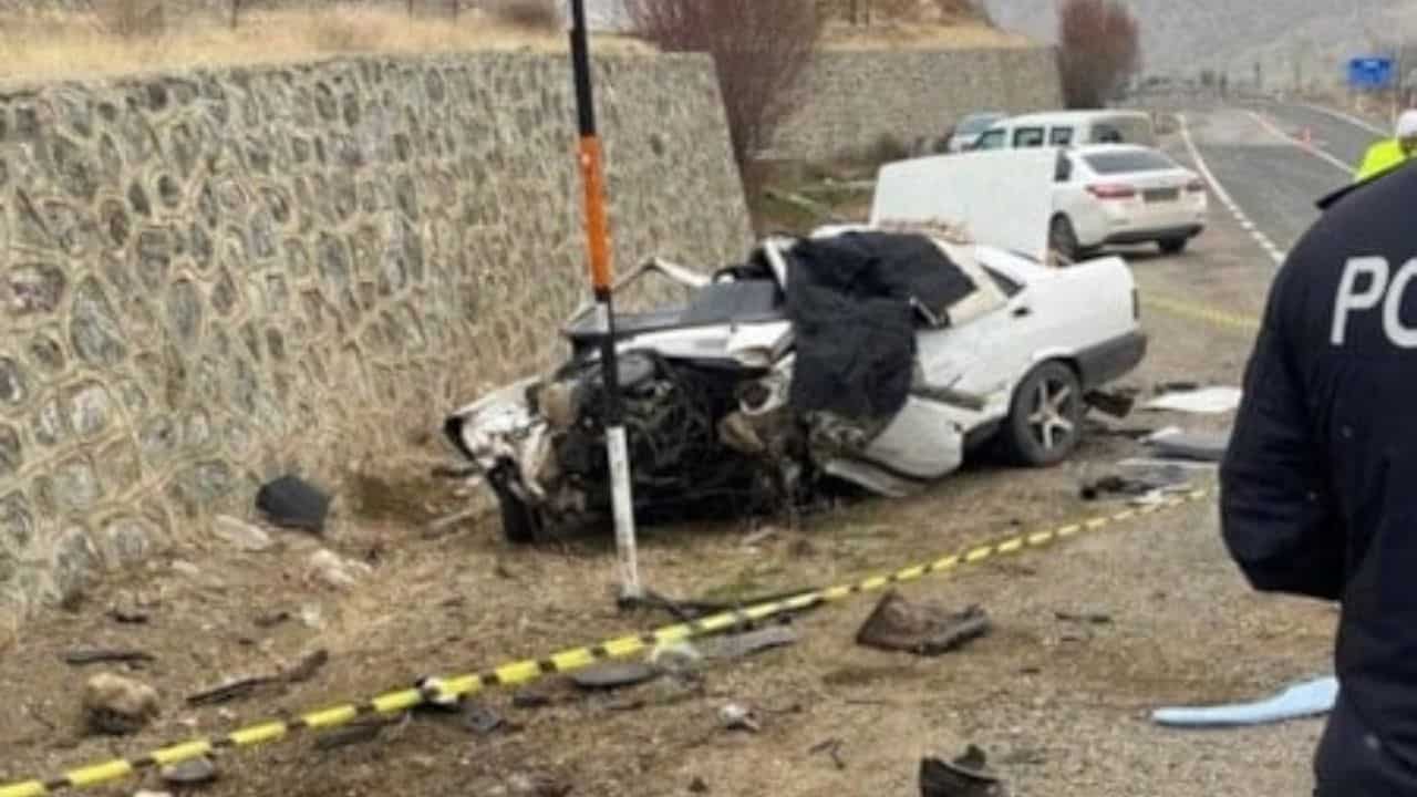 İstinat Duvarına Çarpan Araçtan Ceset Çıktı!