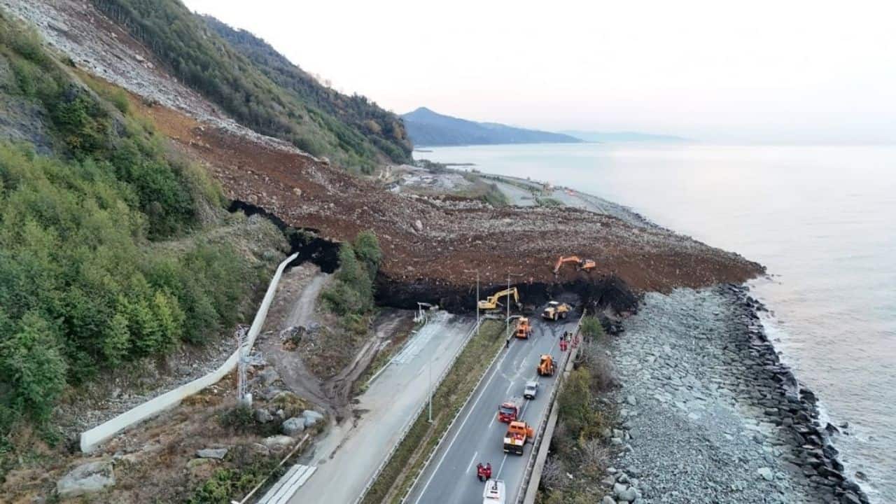 Karadeniz Sahil Yolu Heyelan Nedeniyle Ulaşıma Kapandı: Çalışmalar Devam Ediyo