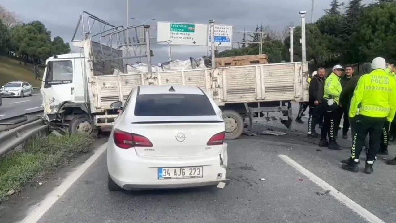 TEM Otoyolu Haramidere Bağlantısında Zincirleme Kaza: 8 Yaralı