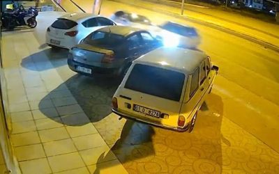 Adana’da Aynı Yöne Giden İki Otomobil Çarpıştı: Kaza Kamerada Görüntülendi