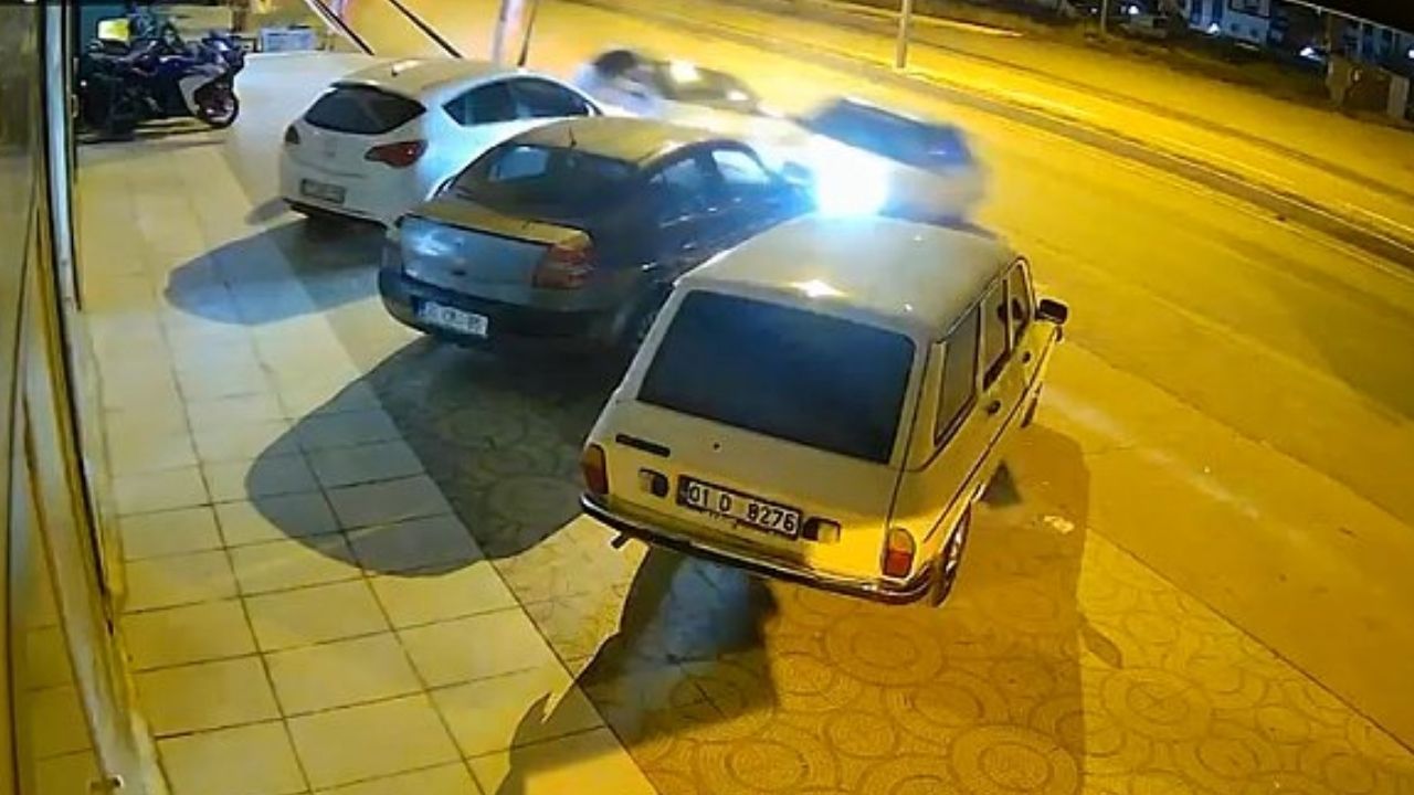 adana'da aynı yöne giden İki otomobil Çarpıştı kaza kamerada görüntülendi