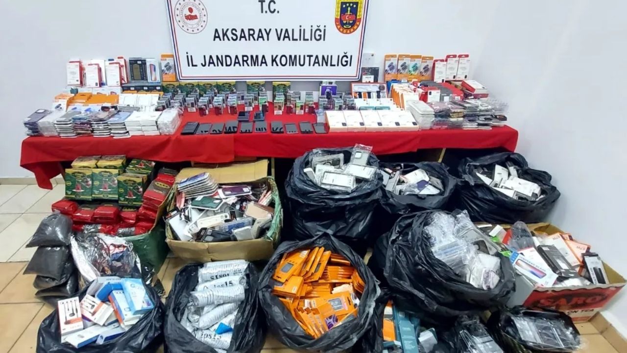 aksaray’da gümrük kaçağı elektronik eşya operasyonu 1.25 milyon tl değerinde malzeme ele geçirildi