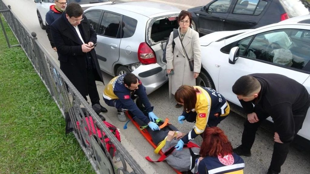 Çanakkale belediye başkanı erkek'in Şahsi aracının yer aldığı 3 araçlı zincirleme kaza