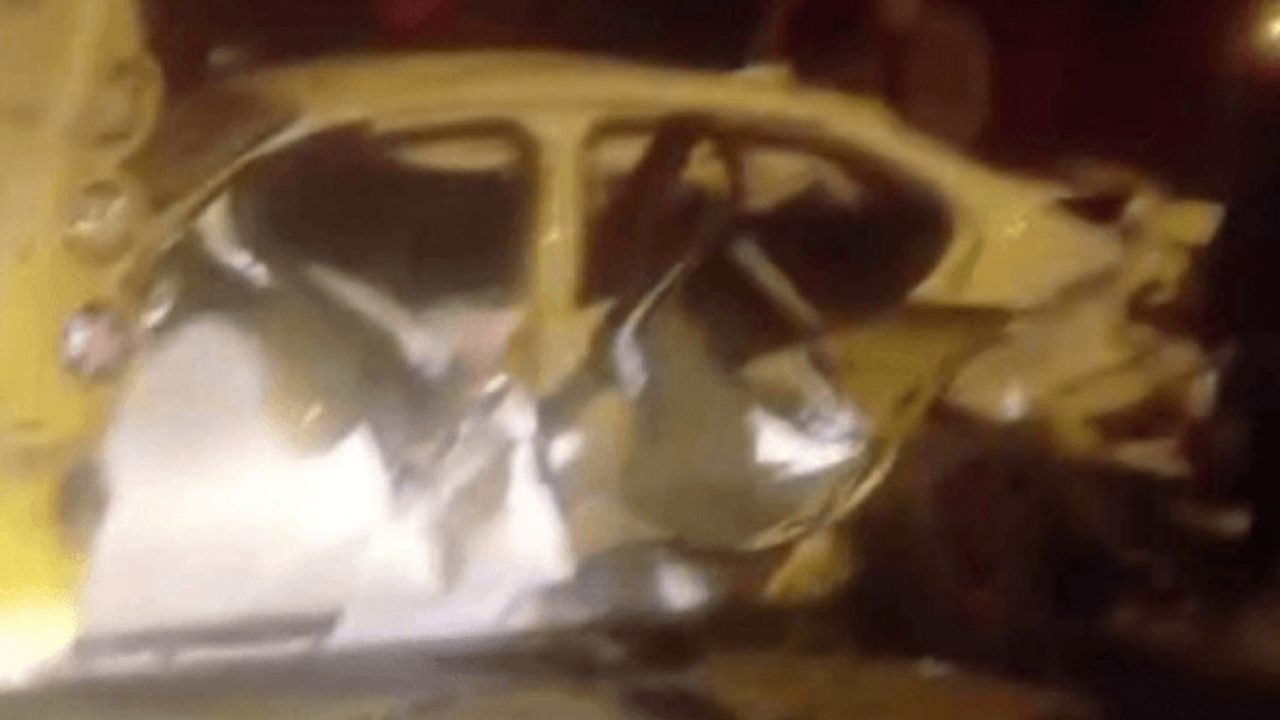 İstanbul ataşehir'de feci kaza İett otobüsüne Çarpan otomobilde 1 Ölü, 2 yaralı