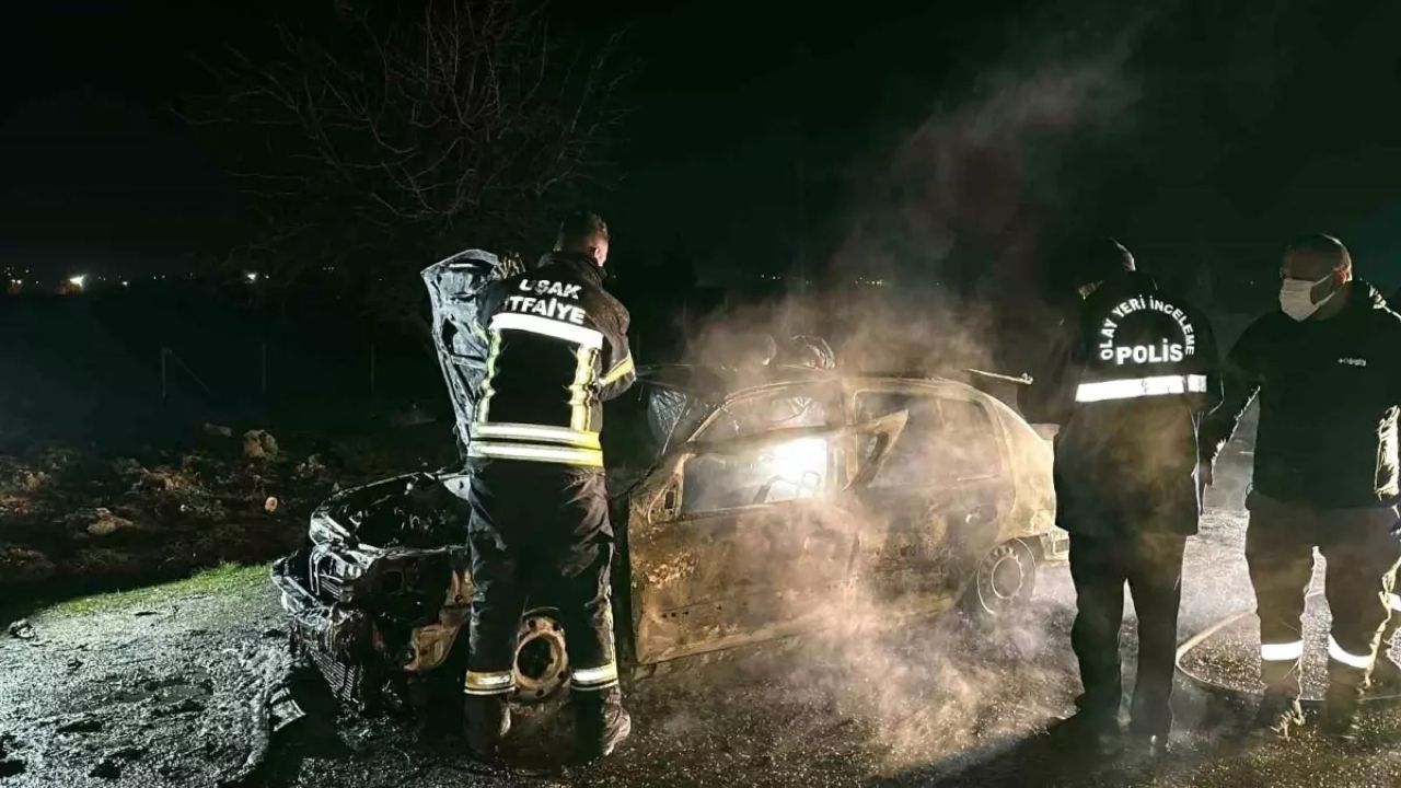 uşak'ta yanan otomobilde bir kişi hayatını kaybetti