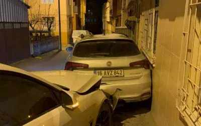 Alkollü sürücü, 3 araca çarptıktan sonra ters kelepçeli halde polise askerlik anılarını anlattı
