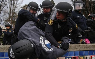 ABD’de Göçmenler Zincirlenerek Tutuklandı
