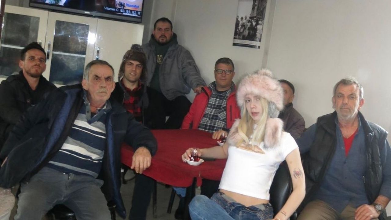 Aleyna Tilki'nin Kahvehanede Amcalarla Verdiği Pozlar Şaşırttı!