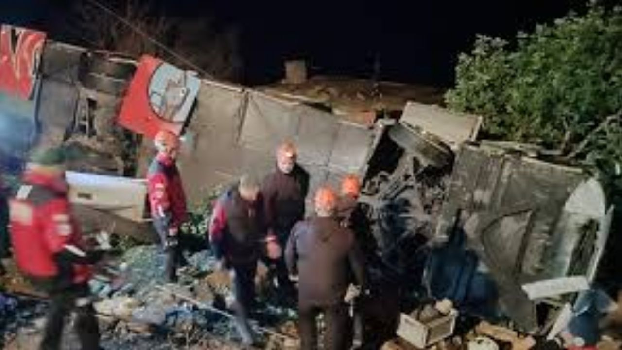 antalya’da yolcu otobüsü Şarampole devrildi 33 yaralı