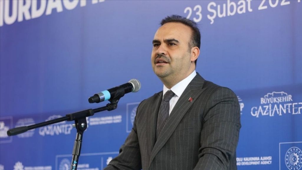 bakan kacır deprem bölgesinde panikle kaçtı!