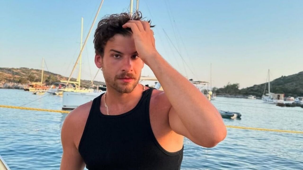 Çağatay Ulusoy Ve Mustafa Mert Koç Trafikte 'Kayıp' Şarkısını Seslendirdi!