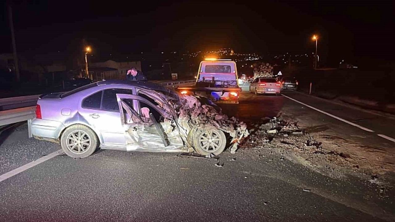 d 100 karayolunda trafik kazası kamyona Çarpan otomobil sürücüsü yaralandı