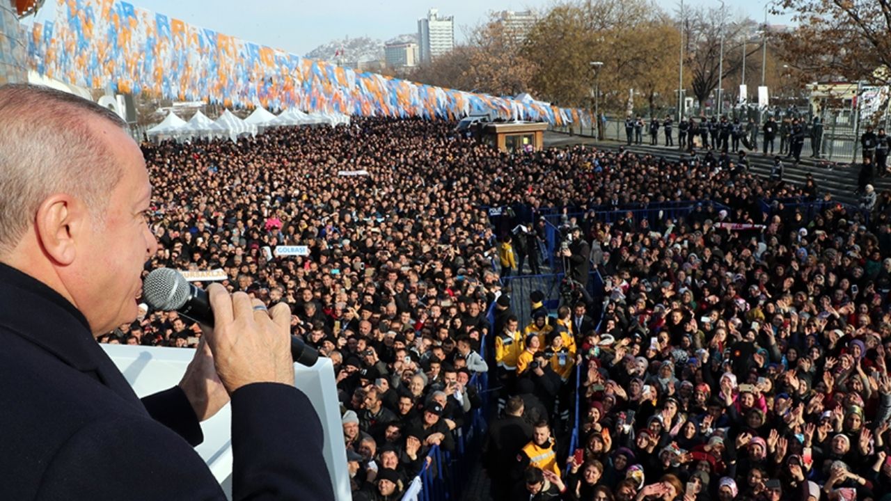 Erdoğan, Ankara Spor Salonu'nda kalabalığa hitap ediyor