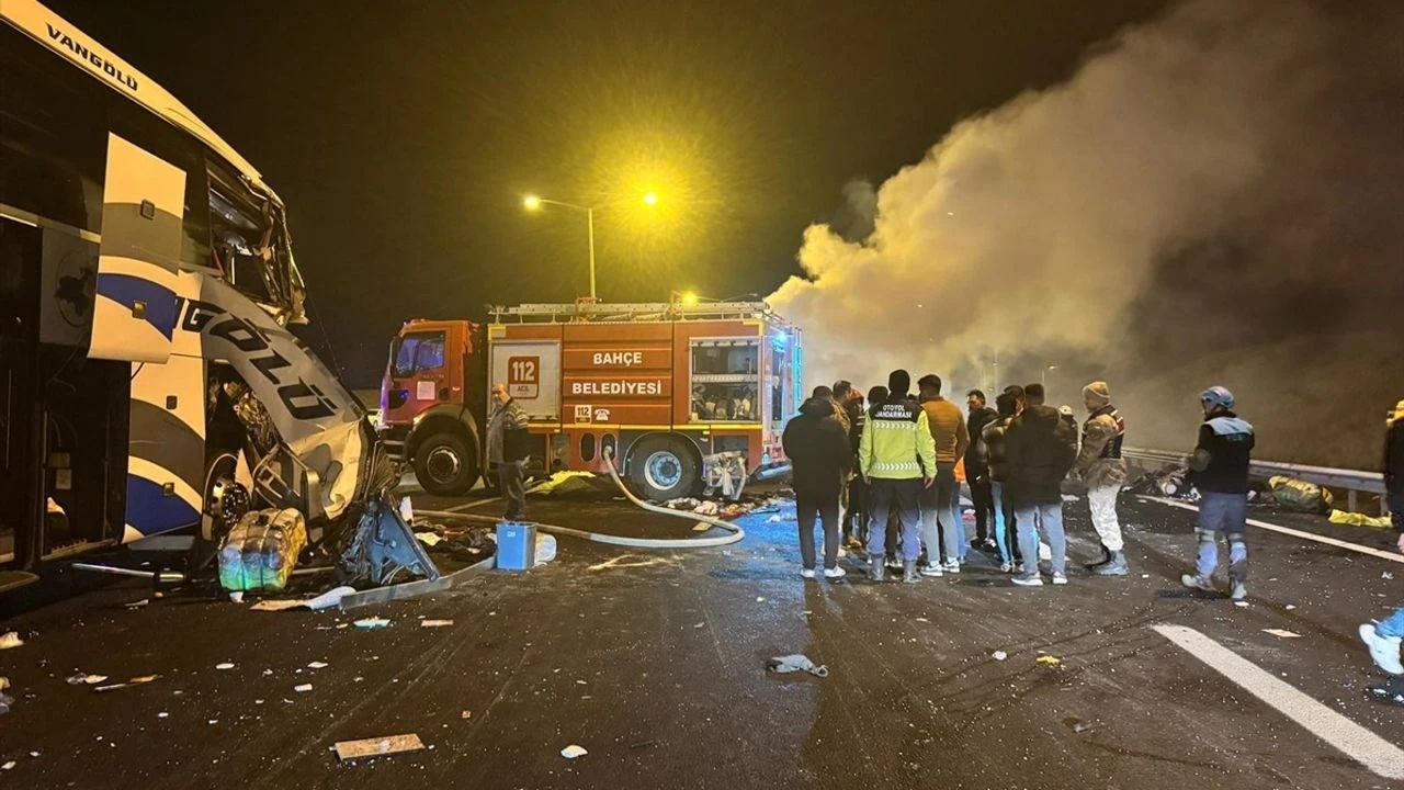 gaziantep'te feci zincirleme trafik kazası 1 Ölü, 4 yaralı