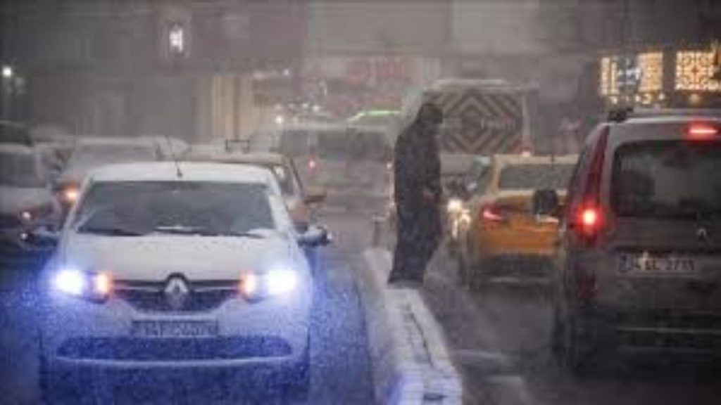 İstanbul'da kar yağışı trafiği olumsuz etkiledi