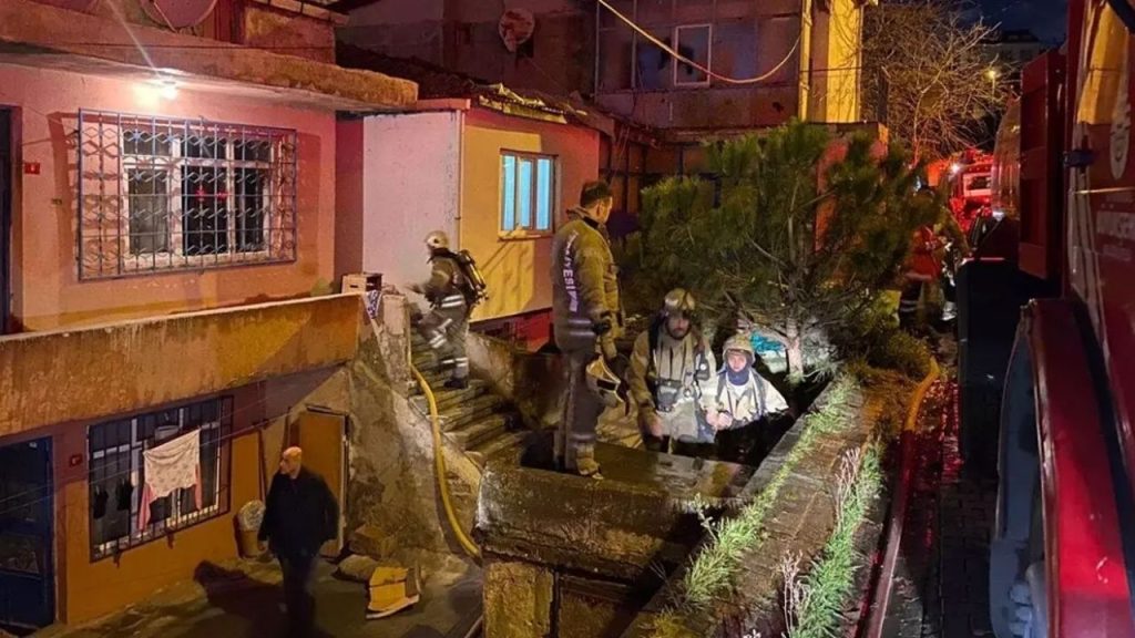 küçükçekmece'de 2 katlı binada mahsur kalanlarla yangın!