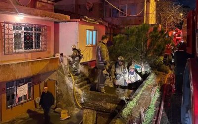 Küçükçekmece’de 2 Katlı Binada Mahsur Kalanlarla Yangın!