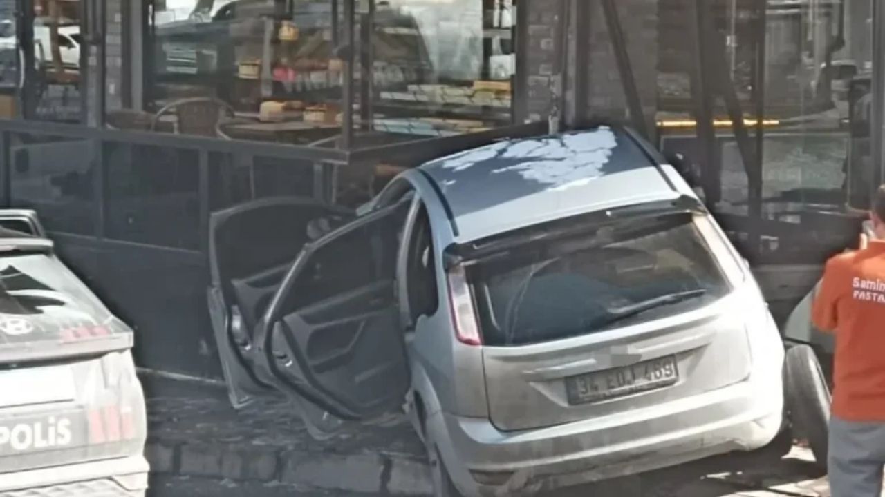 Polis Kovalamacasında Kaçan Araç Pastaneye Çarptı 50 Bin Dolar ve Silah Ele Geçirildi