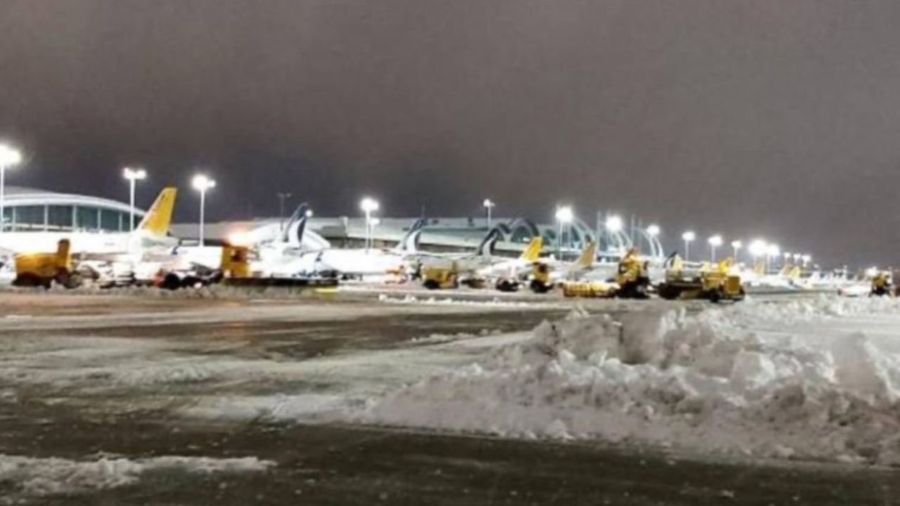 Sabiha Gökçen'de Kar Yağışı Nedeniyle Hava Trafiği Aksıyor