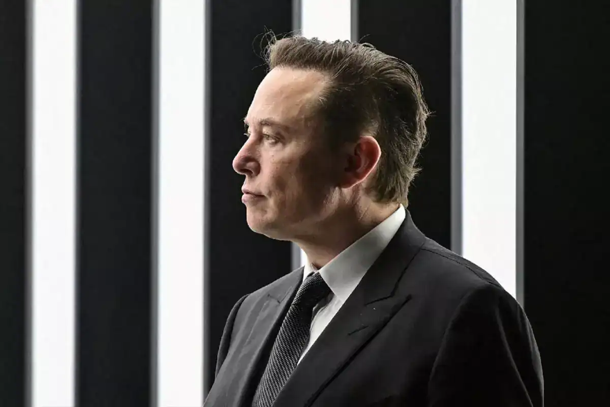 elon-musk-in-departmaninda-calisan-21-kisi-istifa-18409780_6160_amp.jpg