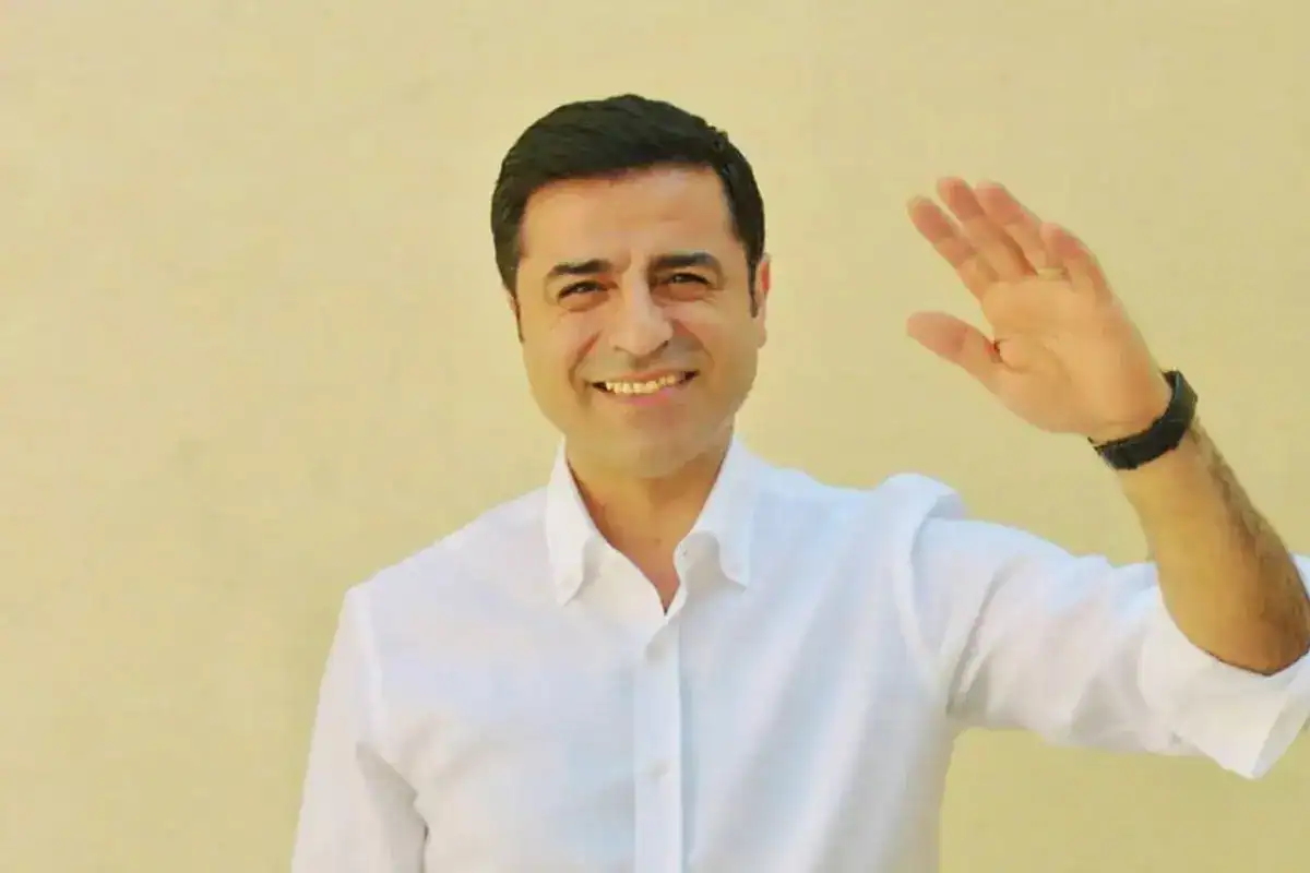 eski-hdp-es-genel-baskani-selahattin-demirtas-18417766_3525_amp.jpg