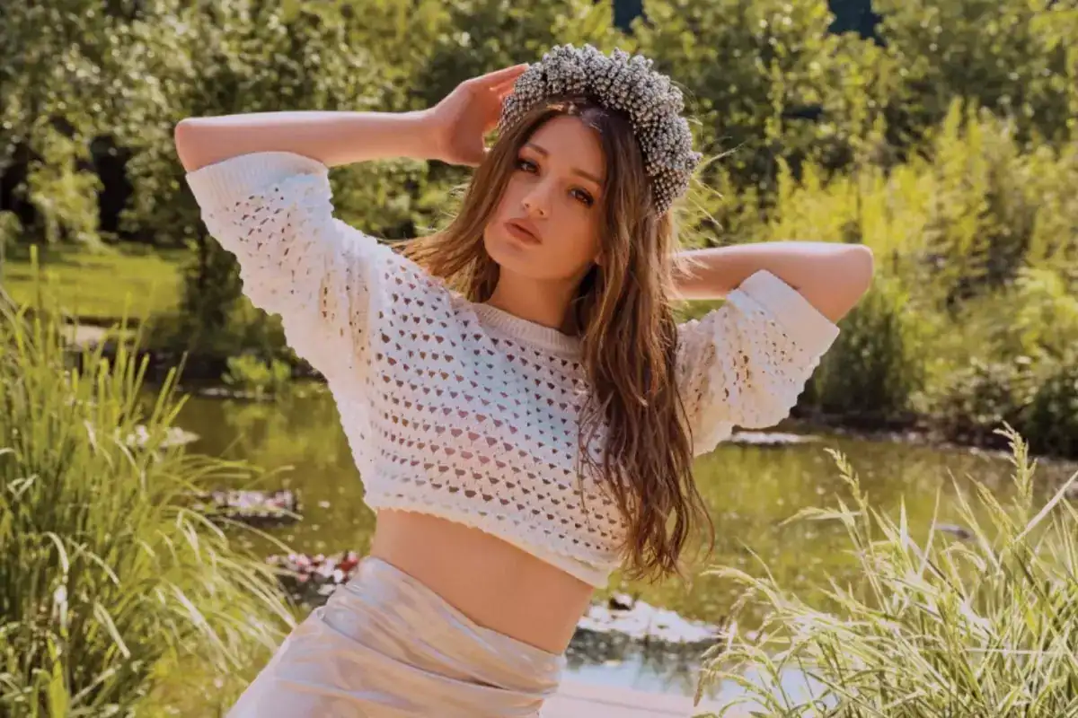 gizem-karaca-dan-karni-burnunda-poz-hep-18365135_8935_amp.jpg
