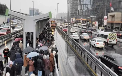 İstanbul’da Yollar Kilitlendi, Duraklarda Kalabalık Oluştu