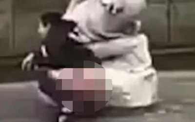 Tarihi Anıt Önünde Umursamadan Tuvaletini Yaptı
