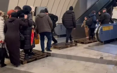 Metrobüs Alt Geçidi Su Altında Kaldı, Yolcular Zorlu Bir Yürüyüşle Karşı Karşıya Kaldı