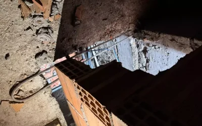 Tavanı delerek daireye giren hırsız, anne ve kızını korku içinde bıraktı