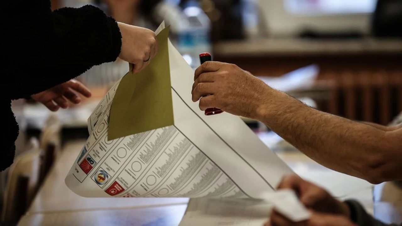 30 büyükşehirdeki seçim anket sonuçları ve birinci parti bilgileri