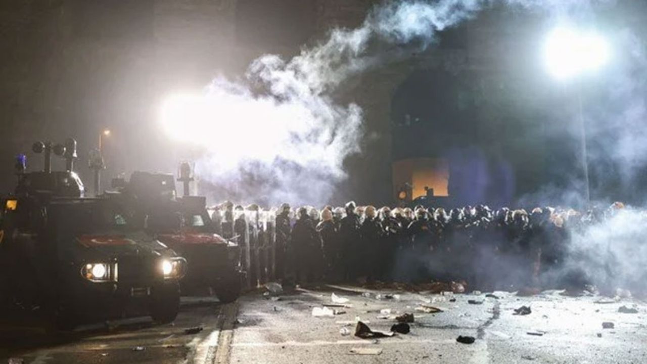 İstanbul'da 143 Adrese Operasyon 106 Gözaltı Var!