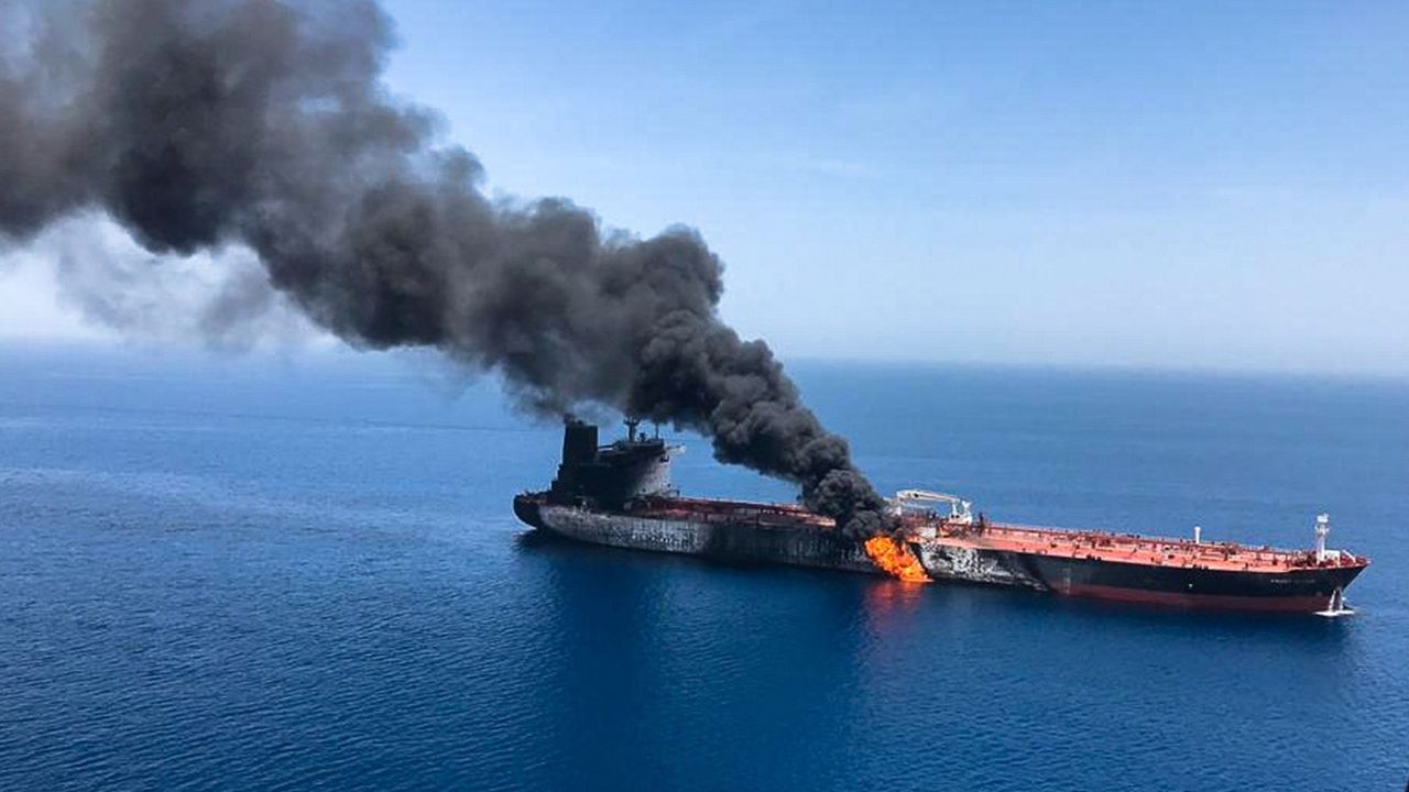 Petrol tankerinin yük gemisiyle çarpışması sonucu patladı