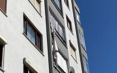 Genç kız çarşafları bağlayıp inerken 4. kattan düştü.