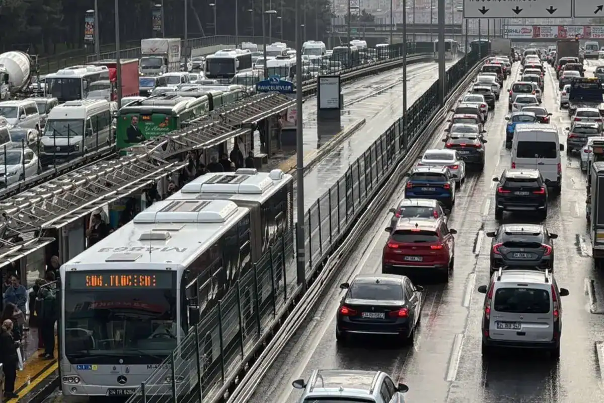 istanbul-da-trafik-yogunlugu-bayram-tatilinin-de-18481809_44_amp.jpg