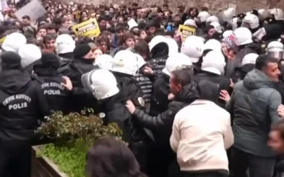 İÜ’de İmamoğlu protestosu: Polisle arbede!