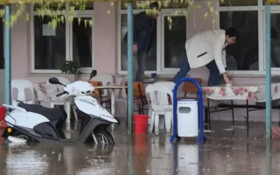 Kahvehaneyi su bastı, vatandaşlar sandalyelerle kaçtı