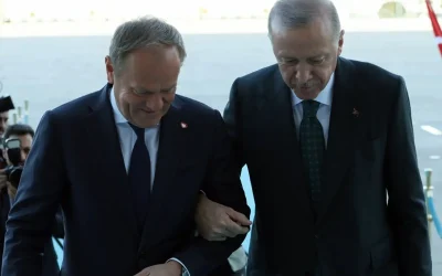 Tusk kırık ayakla Türkiye’ye geldi, Erdoğan yardım etti