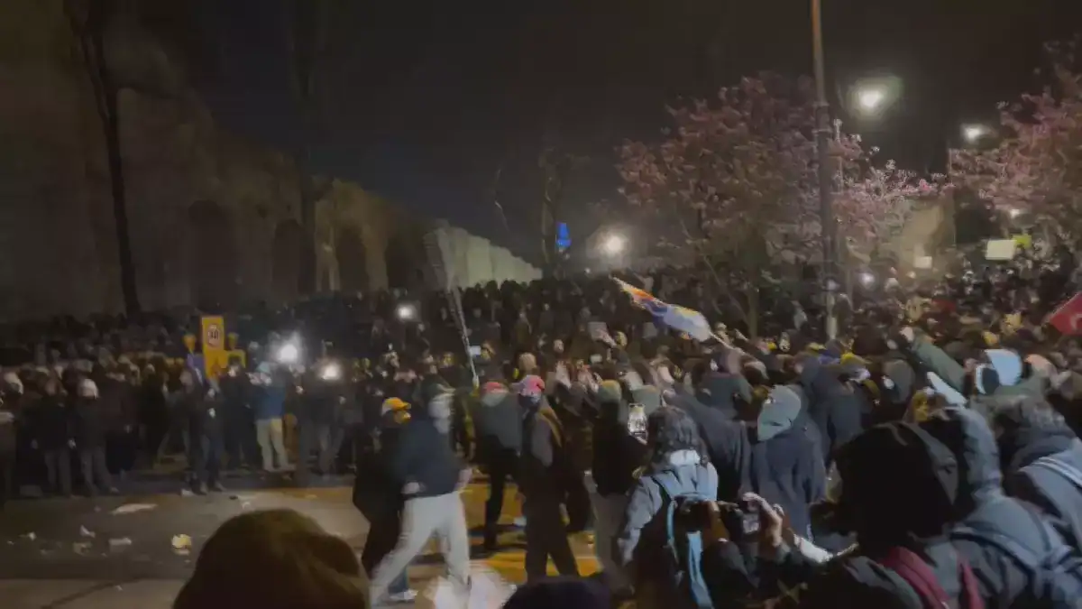 sarachane-deki-protestocular-ibb-binanin-cam-ve-18466282_7859_amp.jpg