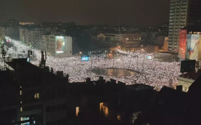 15 kişinin öldüğü kazanın ardından Sırbistan’da tarihin en büyük protestosu oldu