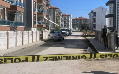 Boşanma sürecindeki eşini, çocuğunun eşyalarını bırakırken öldürdü