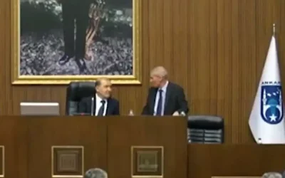 CHP’li vekil mikrofon açık unutup partililere küfür etti