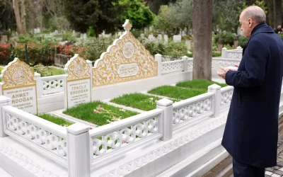 Erdoğan, anne ve babasının mezarını ziyaret etti