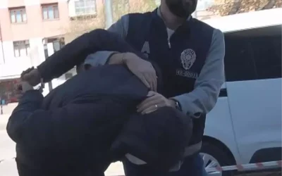 Müstehcen yazışmalar yapan 2 asistan doktor gözaltında