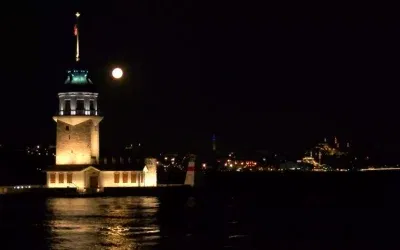 İstanbul’da ‘Pembe Ay’ görsel şöleni yaşattı