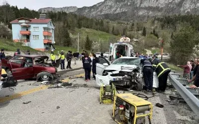 Kazada 3 kişi hayatını kaybetti, araçlar paramparça oldu