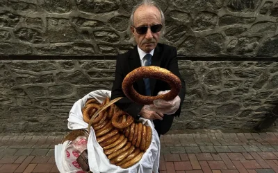 Tarihi Çarşıları Gezen Kravatlı Simitçi