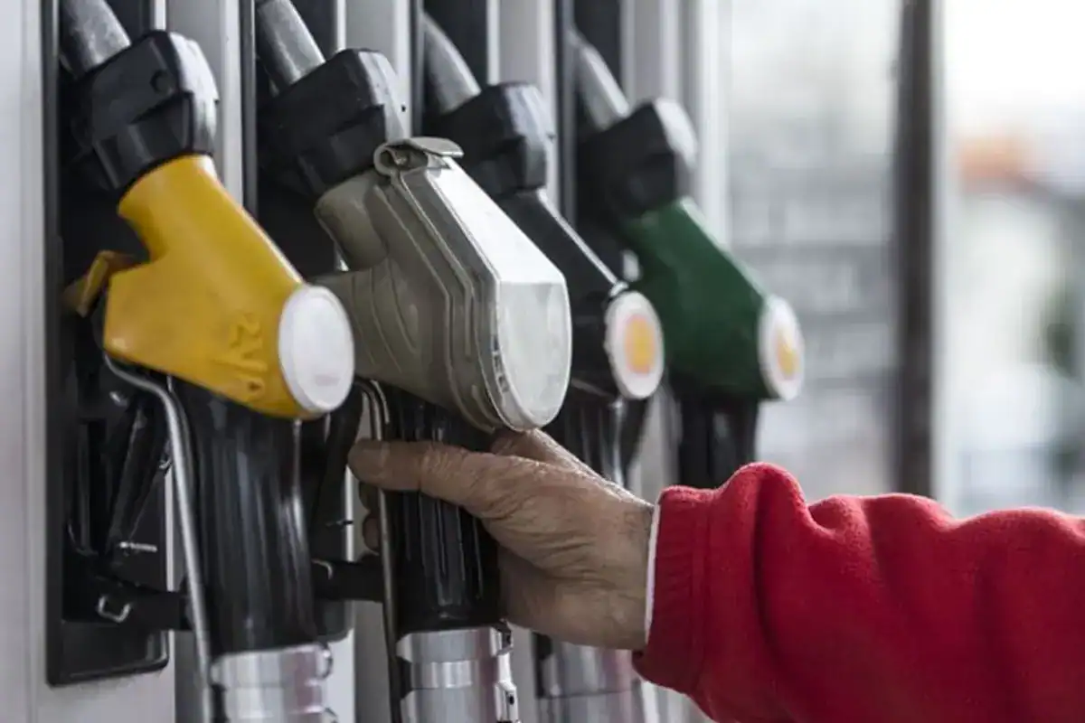 petrol-fiyatlari-dibe-vurdu-akaryakita-dev-18495900_4942_amp.jpg
