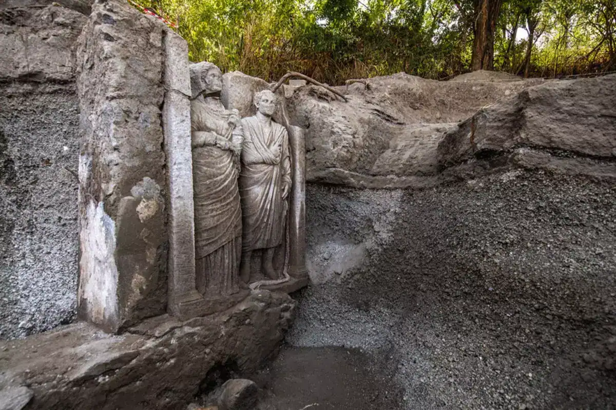pompei-deki-kazilarda-iki-adet-gercek-boyutlu-18492678_5485_amp.jpg