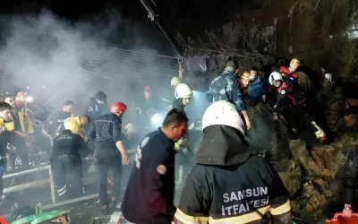 Samsun’da heyelan: Aracın üstüne kayalar düştü, mahsur kalanlar!